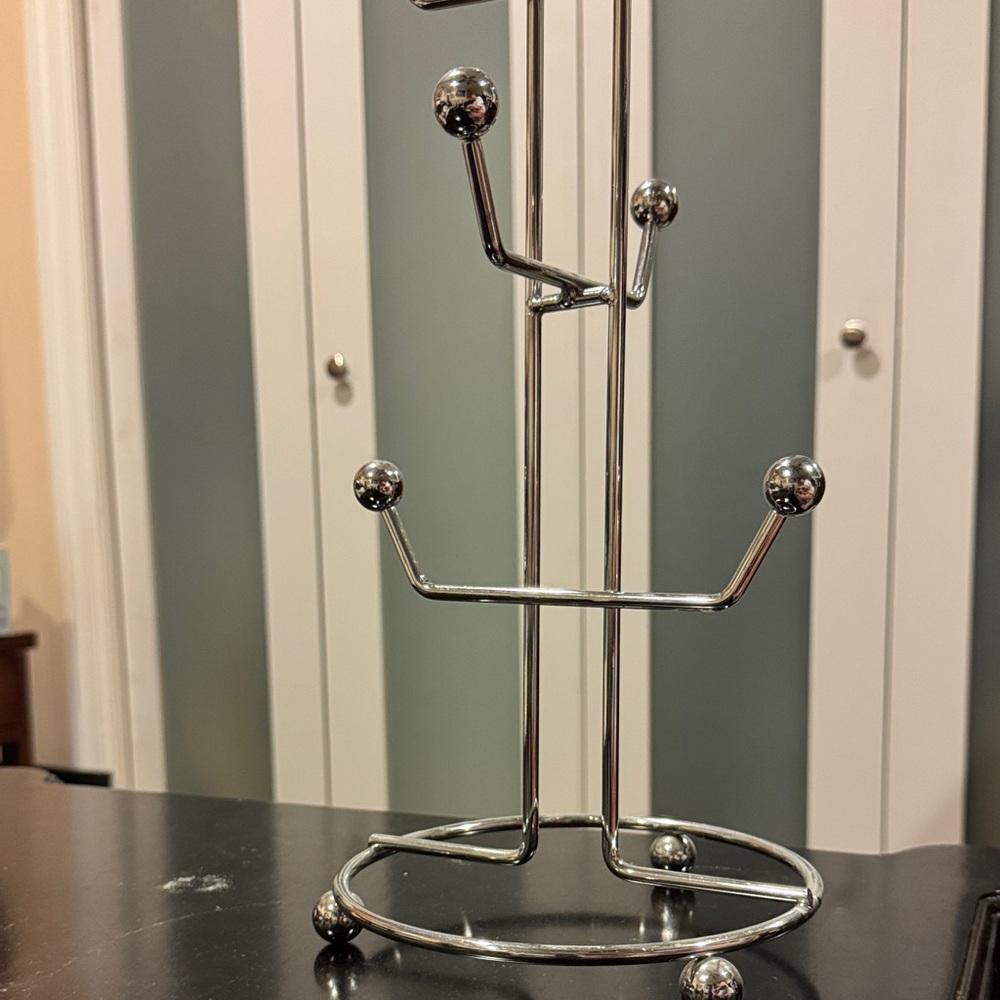Silver Metal Mug Tree Stand